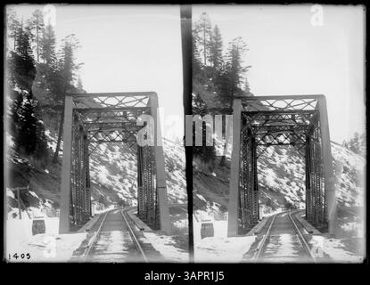 Fotografia della collezione Lee Moorhouse che mostra il ponte ferroviario O.R.N. sul Meacham Creek vicino a Huron, Oregon. Foto Stock