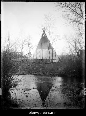 Immagine che mostra un campo nella riserva indiana Umatilla, fotografata da Lee Moorhouse. La fotografia fa parte della collezione Lee Moorhouse della University of Oregon Libraries. Foto Stock