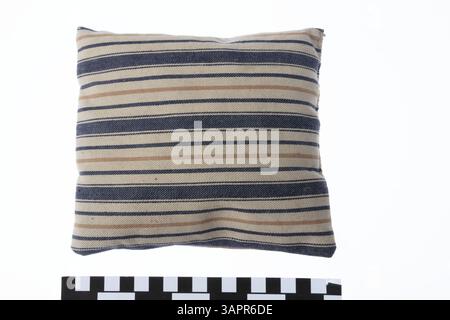 Il cuscino e il set di cuscini della bambola, disponibili presso la Missouri Historical Society, sono dotati di federazioni adornate con finiture a uncinetto. Questo set vintage riflette l'intricato lavoro dei tessuti utilizzati nei primi accessori per bambola. Foto Stock