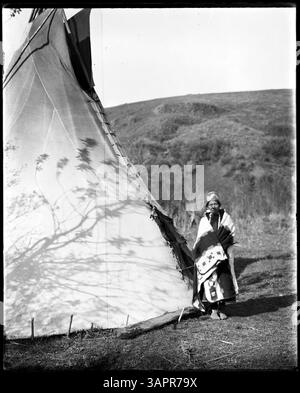 Fotografia di Lee Moorhouse che mostra un campo nella riserva indiana Umatilla, catturato all'inizio del XX secolo. Foto Stock