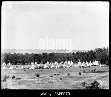 Questa fotografia mostra scene della riserva indiana Umatilla, catturando la vita quotidiana e le pratiche culturali della comunità dei nativi americani all'inizio del XX secolo. Foto Stock