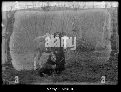 Una fotografia di Lee Moorhouse della University of Oregon Libraries che mostra Alberta Claire con un cavallo e un cane. Foto Stock