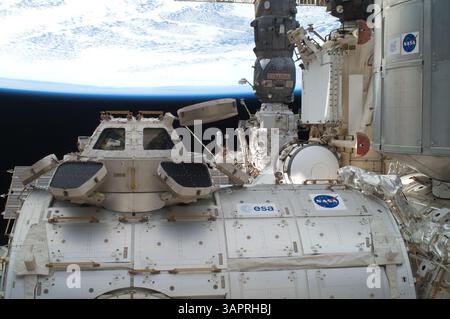 12 luglio 2011 - ISS, Lower Earth Orbit - Partnership internazionali. In questa prospettiva della Cupola della stazione spaziale Internazionale, una varietà di moduli e componenti della stazione mostrano i contributi delle molte nazioni che compongono alcune delle partnership internazionali dietro la stazione spaziale. A sinistra si trova la Cupola, sullo sfondo dello spazio nero, e a destra vi sono vari componenti dell'avamposto orbitante, tra cui il nodo 3 o Tranquility (su cui è montata la Cupola) e il modulo multiuso permanente Leonardo. Sullo sfondo c'è un veicolo spaziale Progress Resupply. Questo imag Foto Stock