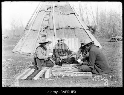 Una fotografia che mostra quattro indiani Umatilla che giocano a poker su una coperta fuori da un tipi nella riserva indiana Umatilla, catturati da Lee Moorhouse. Foto Stock