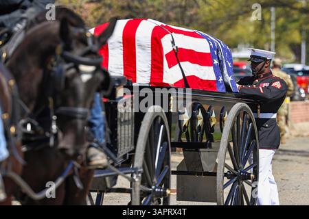 9 aprile 2025 - Washington, Distretto di Columbia, USA - il sergente del corpo dei Marines Joshua Williams, portabandiera, Marine Barracks Washington, si allaccia in una baracca di addestramento come parte dell'addestramento di rifamiliarizzazione con le casse di addestramento a Fort Myer-Henderson Hall, Virginia, 9 aprile 2025. Questa opportunità prepara i Body Bearers a sostenere il ritorno dell'esercito all'utilizzo di cassoni trainati da cavalli per i funerali al cimitero nazionale di Arlington a partire da giugno. L'uso di cassoni trainati da cavalli per i funerali è una tradizione di lunga data, con i Marines che lavorano a fianco dell'esercito per onorare i membe di servizio caduti Foto Stock
