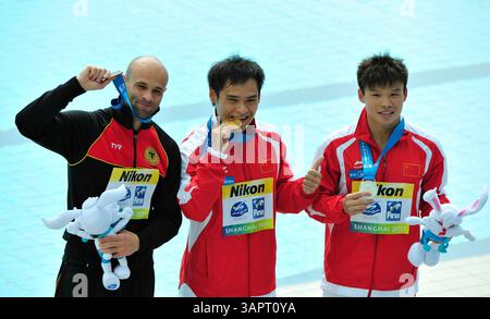 18 lug 2011; Shanghai, CINA; la medaglia d'oro li Shixin (C) della Cina posa con il compagno di squadra e la medaglia d'argento He min (R) e la medaglia di bronzo Pavlo Rozenberg della Germania dopo la finale maschile di 1 m Springboard durante il terzo giorno dei 14 Campionati del mondo FINA all'Oriental Sports Center. (Immagine di credito: © Jianmin Liu/Osports tramite filo ZUMA) Foto Stock