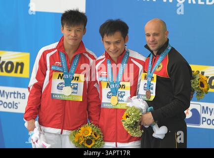 18 lug 2011; Shanghai, CINA; la medaglia d'oro li Shixin (C) della Cina poggia con il compagno di squadra e la medaglia d'argento He min (L) e la medaglia di bronzo Pavlo Rozenberg della Germania dopo la finale maschile di 1 m Springboard durante il terzo giorno dei XIV Campionati del mondo FINA all'Oriental Sports Center. (Immagine di credito: © Jianmin Liu/Osports tramite filo ZUMA) Foto Stock