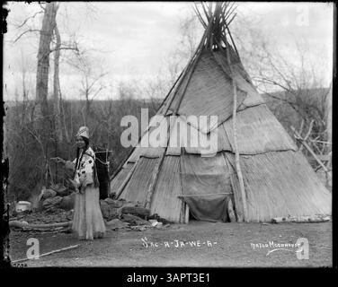 Una fotografia della collezione Lee Moorhouse che mostra varie donne tribali in insegne che rappresentano Sacajawea. Foto Stock