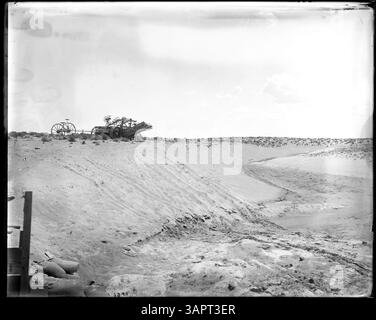 PH036 1340 raffigura macchinari agricoli vicino al canale di irrigazione Hinkle, situato vicino a Pendleton, Oregon. La fotografia cattura le pratiche agricole nell'Oregon del XX secolo. Foto Stock