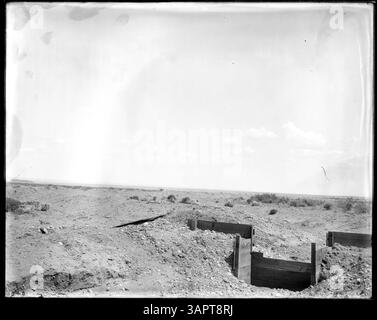 La fotografia di Lee Moorhouse del canale di irrigazione Hinkle, compresi i canali e le porte d'acqua, vicino a Pendleton, Oregon, raffigura le pratiche di gestione dell'acqua e le infrastrutture utilizzate nell'agricoltura della regione. Foto Stock