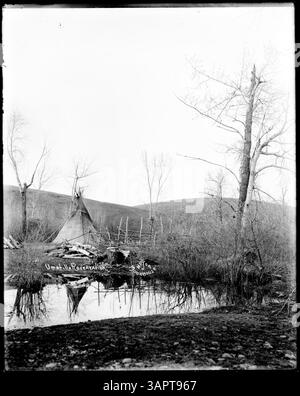 Una fotografia di singoli campi indiani nella riserva indiana Umatilla. L'immagine in bianco e nero cattura le ambientazioni del campo, mostrando le tende e i dintorni naturali dove vivevano gli indigeni. Foto Stock