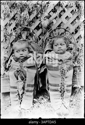 Una fotografia della collezione Lee Moorhouse che mostra due gemelli Cayuse. Foto Stock