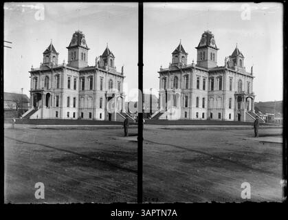Questa fotografia stereo mostra un edificio di appartamenti in un angolo di strada, catturando l'architettura dell'edificio all'inizio del XX secolo. Riflette lo sviluppo urbano della regione durante quel periodo. Foto Stock