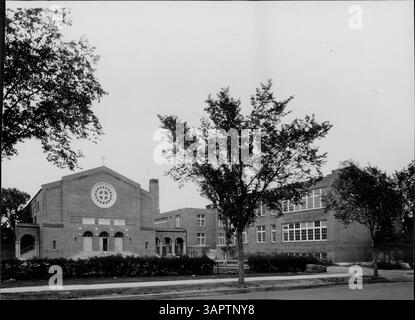 La chiesa cattolica di San Tommaso Apostolo, situata nella contea di Hennepin, rappresenta un'importante istituzione religiosa locale con un significato storico e architettonico. La chiesa serve la comunità cattolica ed è stata un luogo di culto e di ritrovo. Foto Stock