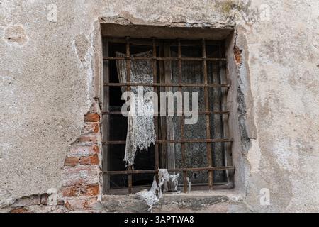 Interni di case abbandonate, finestre cupe e spaventose con luce spettrale e ombre in una stanza nera scura nell'attico, nel corridoio o nel seminterrato. Foto Stock