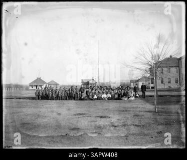 Fotografia di Lee Moorhouse che mostra gruppi di alunni e insegnanti alla Umatilla Indian School. Foto Stock