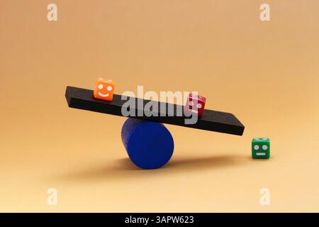 Atteggiamenti ottimisti e pessimisti che cercano equilibrio Foto Stock