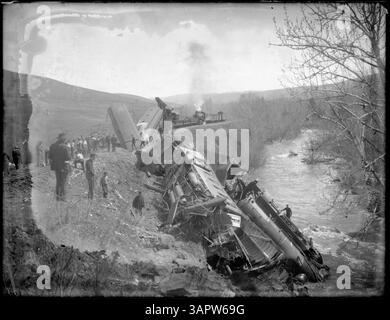 Questa fotografia mostra il relitto del motore n.. 215 nei pressi di Cayuse, Oregon, con un equipaggio e una gru in azione. Un'immagine storica che documenta gli incidenti ferroviari. Foto Stock