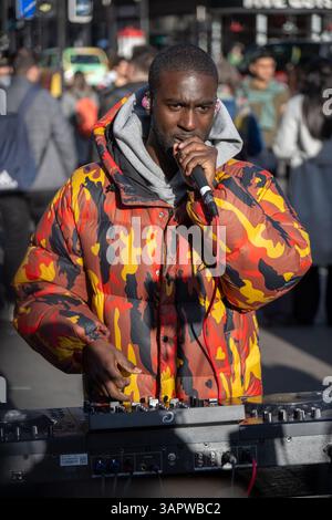 Londra, Regno Unito. 16 aprile 2025. 16/04/2025. Londra, Regno Unito Social media Sensation DJ AG, alias Ashley Gordon, dal vivo, trasmette il suo DJ set a Kings Cross su piattaforme di social media tra cui Tim Tok e Instagram. DJ AG ha oltre 850 follower su Tin Tok e oltre 398 follower su Instagram. Credito fotografico: Ray Tang credito: Raymond Tang/Alamy Live News Foto Stock