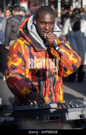 Londra, Regno Unito. 16 aprile 2025. 16/04/2025. Londra, Regno Unito Social media Sensation DJ AG, alias Ashley Gordon, dal vivo, trasmette il suo DJ set a Kings Cross su piattaforme di social media tra cui Tim Tok e Instagram. DJ AG ha oltre 850 follower su Tin Tok e oltre 398 follower su Instagram. Credito fotografico: Ray Tang credito: Raymond Tang/Alamy Live News Foto Stock
