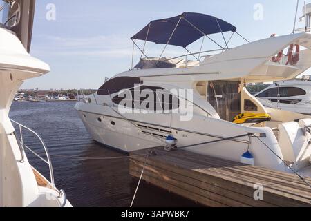 Luxury Yacht ormeggiati al molo illuminato dal sole. Trasporti Foto Stock