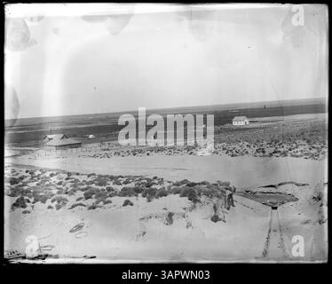 Questa fotografia di Lee Moorhouse raffigura il canale di irrigazione Spillway Hinkle con un ranch sullo sfondo vicino a Pendleton. Mette in evidenza le pratiche di irrigazione e l'allevamento nella regione. Foto Stock