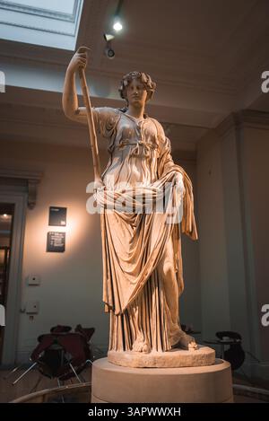Statua classica in marmo della figura femminile drappeggiata nel London Museum Foto Stock
