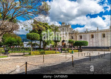 Una vista dal Museo di San Jose verso la Cattedrale di Antigua in Guatemala all'inizio della primavera Foto Stock