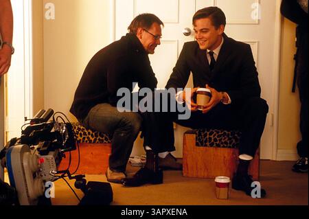 1 gennaio 2011 - il direttore della fotografia JANUSZ KAMINSKI (a sinistra) e la star LEONARDO DICAPRIO condividono un po' di tempo tra le scene sul set PRENDIMI SE PUOI..K29359ES. FORNITO DA 2002.(immagine di credito: © Globe Photos/ZUMAPRESS.com) Foto Stock