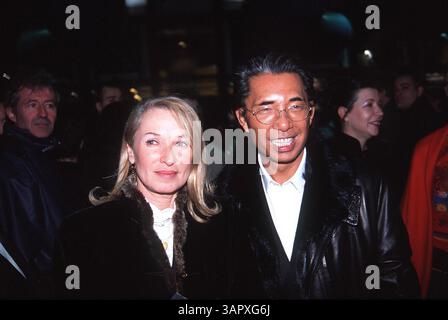 Stilista giapponese-francese KENZO TAKADA. - 22-01-2002- ..ULTIMO ADIEU DA YVES SAINT LAURENT DOPO UNA CARRIERA DI MODA CHE DURA QUARANT'ANNI. LA SUA ULTIMA COLLEZIONE È STATA PRESENTATA AL CENTRO POMPIDOU (BEAUBOURG) IL 21 GENNAIO 2002./(CREDIT IMAGE: © GLOBE PHOTOS/ZUMA WIRE) Foto Stock
