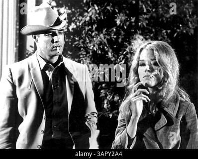 The Chase 1966 - quando 'Bubber' Reeves (Redford) fugge dalla prigione e torna nella vicina città di Tarl, Texas. Lo sceriffo Calder (MARLON BRANDO) è in conflitto sulla sua colpevolezza o innocenza, mettendolo in opposizione ai cittadini che hanno fatto ricorso alla giustizia di massa. L'uomo d'affari Val Rogers vuole che Calder arresti Reeves rapidamente, con ogni mezzo, dal momento che teme che il criminale possa inseguire il figlio di Val, Jake, che sta dormendo con la moglie di Reeves (JANE FONDA). Direttore: Arthur Penn (immagine di credito: © Globe Photos/ZUMA Wire) Foto Stock