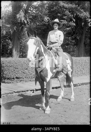 PH036 3793 Lee Moorhouse Photograph, University of Oregon Libraries, mostra un gruppo di cowgirl che cavalcano. L'immagine mette in evidenza l'abilità e il lavoro di squadra delle donne in un rodeo occidentale o in un evento di bestiame. Foto Stock