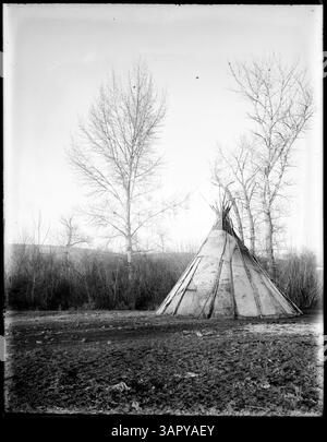 Questa fotografia di Lee Moorhouse raffigura i campi nella riserva indiana Umatilla, mostrando strutture abitative tradizionali e stile di vita tribale. Foto Stock