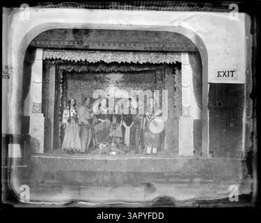 Fotografia di Lee Moorhouse, che mostra un tableau di cowboy e donne vestiti da nativi americani al Pendleton Street Fair e Harvest Carnival, all'interno dello Star Theater. Questa storica immagine in bianco e nero cattura un momento dalle celebrazioni culturali dei primi anni del XX secolo. Foto Stock