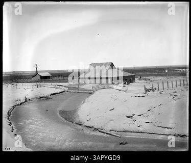 Questa fotografia raffigura il canale di irrigazione Hinkle che attraversa un ranch vicino a Pendleton, Oregon, documentando la gestione delle acque rurali nella regione. Foto Stock