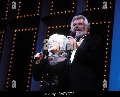 1 gennaio 2011 - 29633.DOLLY PARTON. KENNY ROGERS MARZO 1985. (Immagine di credito: © Globe Photos/ZUMAPRESS.com) Foto Stock