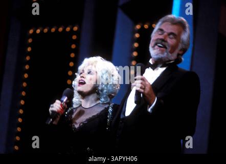 1 gennaio 2011 - 29633.DOLLY PARTON. KENNY ROGERS MARZO 1985. (Immagine di credito: © Globe Photos/ZUMAPRESS.com) Foto Stock