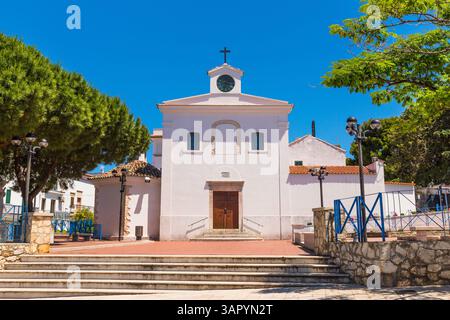 Vista della vecchia chiesa nel centro di Peschici, Puglia, Italia. Foto Stock