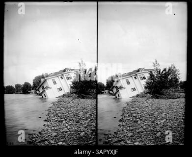 Questa fotografia stereo raffigura le conseguenze dell'inondazione del fiume Umatilla a Pendleton, Oregon. L'immagine mostra scene di rottami e operazioni di recupero, catturando il potere distruttivo dell'alluvione e gli sforzi per riprendersi da essa. Foto Stock