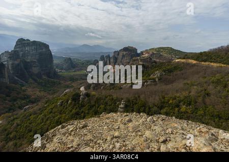 Formazioni rocciose Meteora con Roussanou, Varlaam, Great Meteoron e i monasteri Agios Nikolaos che costruiscono sulla cima delle rocce, Kalambaka, Tessaglia, Grecia Foto Stock