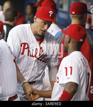 30 luglio 2011 - Philadelphia, PA, USA - Hunter Pence dei Philadelphia Phillies, a sinistra, viene accolto dal compagno di squadra Jimmy Rollins prima dell'inizio della partita contro i Pittsburgh Pirates al Citizens Bank Park di Philadelphia, Pennsylvania, sabato 30 luglio 2011. (Immagine di credito: © Ron Cortes/Philadelphia Inquirer/MCT/ZUMAPRESS.com) Foto Stock
