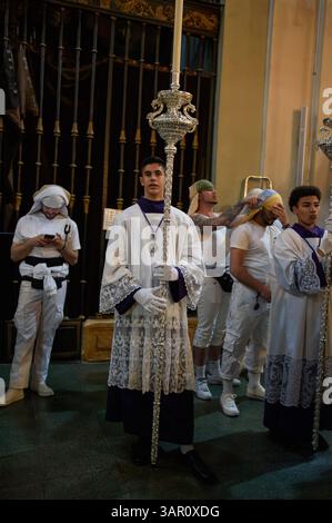 Madrid, Spagna. 16 aprile 2025. Persone prima della processione di Los Gitanos nella Parrocchia di nostra Signora di Carmen, il 16 aprile 2025, a Madrid, Spagna. (Foto di Oscar Gonzalez/Sipa USA) credito: SIPA USA/Alamy Live News Foto Stock