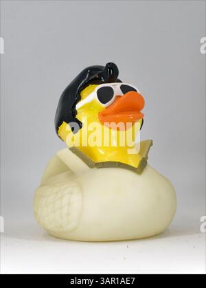 Giocattolo da bagno in plastica con anatra in stile Elvis Presley con sfumature scure e soffice per capelli Foto Stock