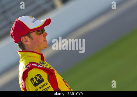 FORT WORTH, Texas - 08 aprile 2011: Kurt Busch (22) attende di qualificarsi per la gara Samsung Mobile 500 al Texas Motor Speedway di Fort Worth, Texas. (Immagine di credito: © ASP/Cal Sport Media/ZUMAPRESS.com) Foto Stock
