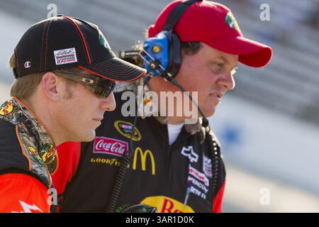 FORT WORTH, Texas - 08 aprile 2011: Jamie McMurray (1) attende di qualificarsi per la gara Samsung Mobile 500 al Texas Motor Speedway di Fort Worth, Texas. (Immagine di credito: © ASP/Cal Sport Media/ZUMAPRESS.com) Foto Stock