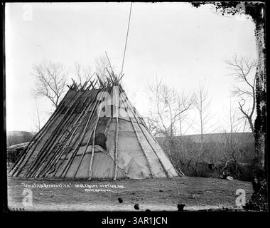 Una fotografia di Lee Moorhouse che mostra un campo nella riserva indiana Umatilla, vicino alla stazione di Cayuse. Questa immagine cattura la vita quotidiana degli indigeni nella riserva, offrendo una visione delle loro pratiche culturali e del loro patrimonio culturale. Foto Stock