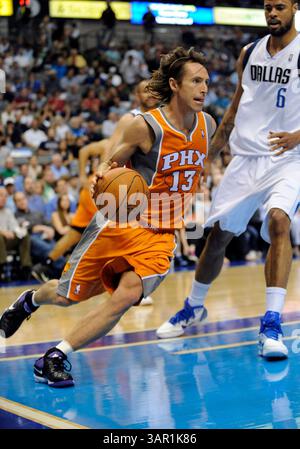 10 aprile 2011 - Dallas, Texas, Stati Uniti - STEVE NASH n. 13 dei Phoenix Suns durante una partita NBA tra i Phoenix Suns e i Dallas Mavericks all'American Airlines Center di Dallas. Dallas sconfisse Phoenix 115-90. (Immagine di credito: © Albert pena/Cal Sport Media/ZUMAPRESS.com) Foto Stock