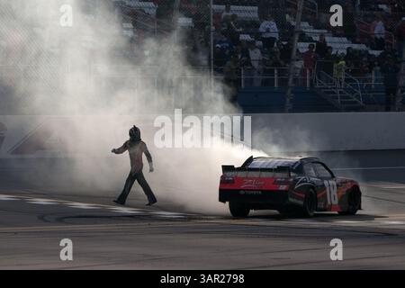 16 aprile 2011 - Talladega, Alabama, Stati Uniti - KYLE BUSCH conquista un'altra vittoria, questa alla gara di Aaron del 312 al Talladega Superspeedway. (Immagine di credito: © Stephen A. Arce/Cal Sport Media/ZUMAPRESS.com) Foto Stock