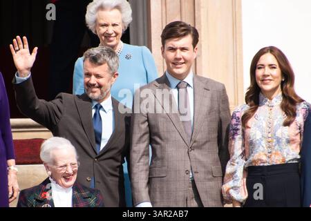 HM Queen Margrethe, fronte sinistro, svolta 85 il 16 aprile. La Regina partecipa a un concerto della Royal Life Guards Band al Palazzo di Fredensborg. Il re Frederik L e la regina Mary R partecipano insieme al principe ereditario Christian C e alla principessa Benedikte L-Back. Fredensborg Danimarca Copyright: XKristianxTuxenxLadegaardxBergx Queen Margrethe85 16 Foto Stock
