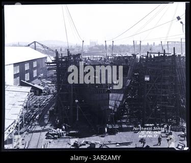 La fotografia intitolata "View of Hull No. 17 Under Construction" della collezione Lee Moorhouse mostra la costruzione di uno scafo in acciaio, che documenta i processi industriali della Northwest Steel Co. Durante l'inizio del XX secolo. Foto Stock